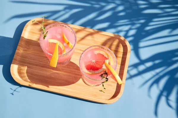 Top View Chilled Summer Drinks Grapefruit Red Orange Wooden Tray — Stock Photo, Image