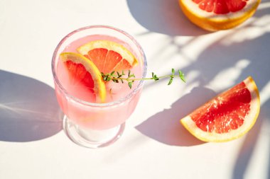 Soğuk yaz içkilerinin en üst görüntüsü greyfurtlu ya da parlak güneşli bir günde ahşap tepside kırmızı portakallı. Turunçgil suyuyla serin bir kokteyl.