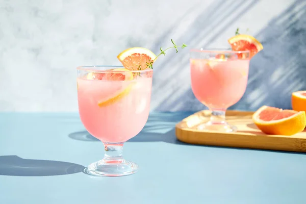 Sommergekühlte Cocktails Mit Zitrusfrüchten Trinken Sie Mit Grapefruit Oder Roter — Stockfoto