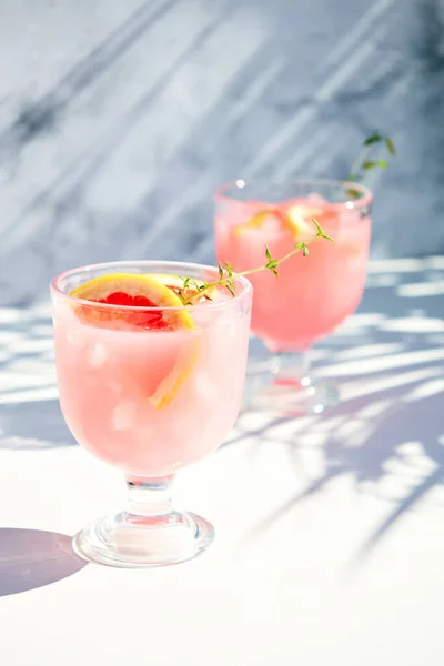 Letní Chlazené Koktejly Citrusovými Plody Pij Grapefruitem Nebo Červenou Pomerančovou — Stock fotografie