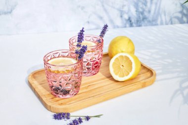 Lavanta ve narenciyeli soğuk bir kokteyl. Yaz içeceği, limonlu soda ve güneşli bir günde lavanta filizi. Limonlu detoks suyu. 
