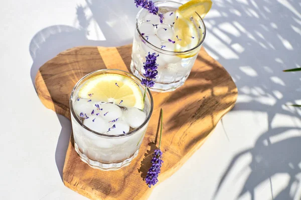 Erfrischender Cocktail Mit Zitronenkeilen Und Frischen Lavendelblüten Sommergetränke Detox Wasser — Stockfoto