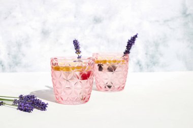 Limonlu ve lavantalı soğuk soda. Taze serin yaz içkileri
