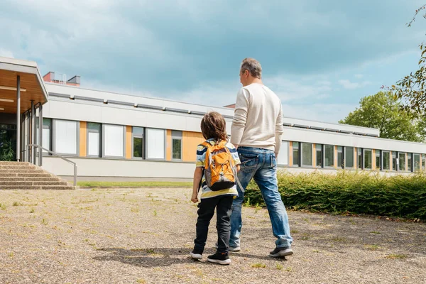 Papa Begleitet Sein Kind Zum Unterrichtsbeginn Die Schule Oder Den Stockbild