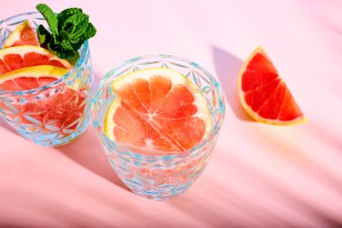 Greyfurtlu soğuk kokteyl ve taze nane yaprakları. Yaz ferahlatıcı içecekler.