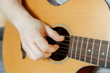 Gitar çalan ve akor çalan bir adamın elleri yakın plan.. 