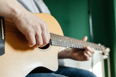 Gitar çalan ve akor çalan bir adamın elleri yakın plan.. 