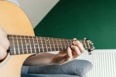 Gitar çalan ve akor çalan bir adamın elleri yakın plan.. 