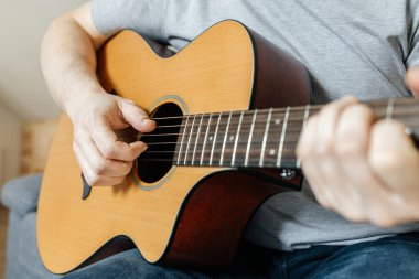 Gitar çalan ve akor çalan bir adamın elleri yakın plan.. 