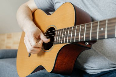 Gitar çalan ve akor çalan bir adamın elleri yakın plan.. 