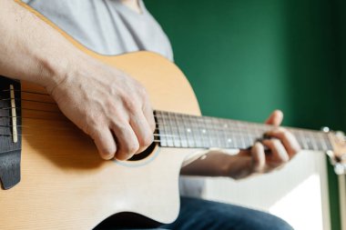Gitar çalan ve akor çalan bir adamın elleri yakın plan.. 