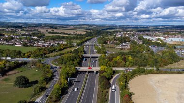 Yazın güneşli bir yaz gününde, Sheffield UK 'in Barnsley köyünde otoyolda üç köprünün geçtiği işlek M1 otoyolunun insansız hava aracı fotoğrafı..