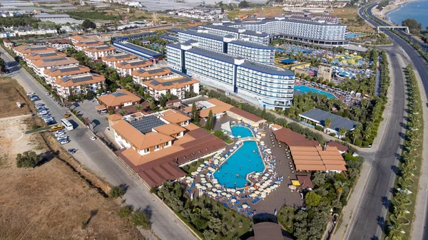 美しい町Alanyaの空中ドローン写真 夏の時間に上記からホテルや休暇のリゾートを示すトルコ中央地中海沿岸のリゾートタウン — ストック写真