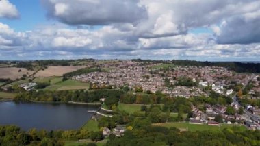 İngiltere 'nin Sheffield kentindeki Worsbrough, Barnsley köyündeki büyük Worsbrough rezervuarının insansız hava aracı görüntüleri, yaz aylarında İngiliz köyünü ve konutlarını gösteriyor.