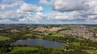 İngiltere 'nin Sheffield kentindeki Worsbrough, Barnsley köyündeki büyük Worsbrough rezervuarının insansız hava aracı görüntüleri, yaz aylarında İngiliz köyünü ve konutlarını gösteriyor.