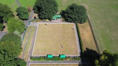 İngiltere 'nin Batı Yorkshire kentindeki Leeds şehrinde yazın güneşli bir günde, halk parkında bowling oynayan bir İngiliz Bowling Yeşili' nin insansız hava aracı görüntüleri..