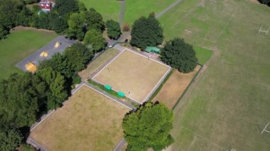 İngiltere 'nin Batı Yorkshire kentindeki Leeds şehrinde yazın güneşli bir günde, halk parkında bowling oynayan bir İngiliz Bowling Yeşili' nin insansız hava aracı görüntüleri..