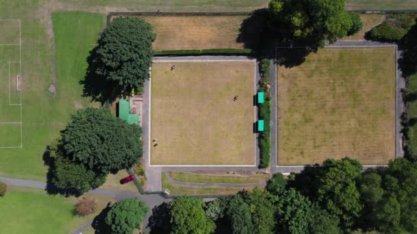 在英国西约克郡的利兹市 一个阳光明媚的日子 拍摄了一个英国保龄球绿地的无人驾驶飞机镜头 人们在公园里玩保龄球 — 图库视频影像