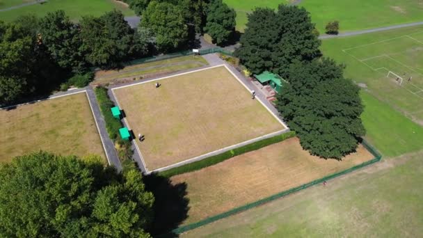 在英国西约克郡的利兹市 一个阳光明媚的日子 拍摄了一个英国保龄球绿地的无人驾驶飞机镜头 人们在公园里玩保龄球 — 图库视频影像