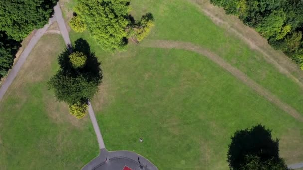 位于利兹沃特利村的一个英国公园的无人驾驶飞机镜头 显示了夏季阳光明媚的日子里公众部分的自上而下的景象 — 图库视频影像