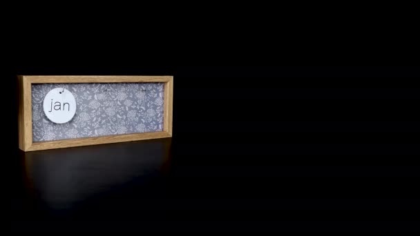 Drewniany Blok Kalendarzowy Pokazujący Datę Stycznia Męską Ręką Zakładającą Zdejmującą — Wideo stockowe