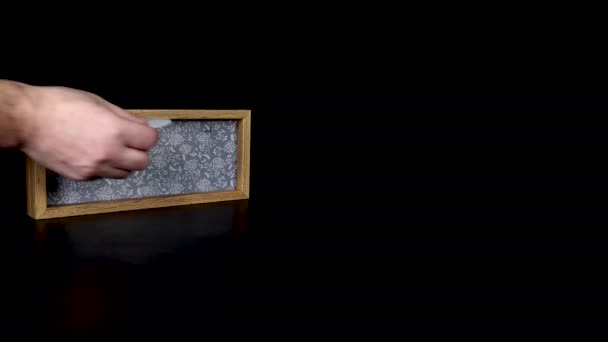 一种木制日历块 上面印有1月12日的日期 上面印有日期和月份 上面有一个男人手拿起金属盘 质量为8K — 图库视频影像