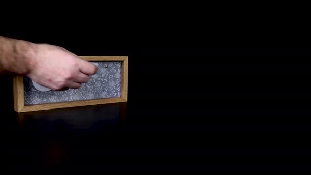 日付を示す木製のカレンダーブロック1月16日それはマーティン ルーサー キング デーです日付と月で金属ディスクを置き 離陸し 8Kの品質で撮影されました — ストック動画