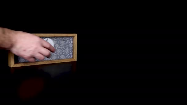 一个木制日历块 上面印有1月21日的日期 上面印有日期和月份的金属盘 上面有一个男人的手 带着这些金属盘 质量为8K — 图库视频影像