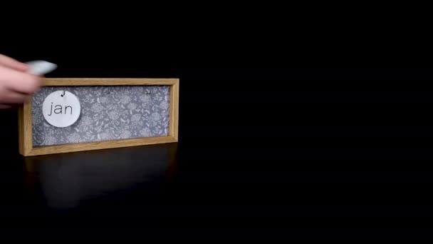 一只印有1月25日这一天的木制日历块 即苏格兰的伯恩斯之夜 一只手拿着装有日期和月份的金属盘 拍成电影质量为8K — 图库视频影像