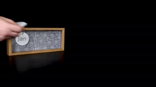 Деревянный Календарный Блок Показывающий Дату Января Рукояткой Мастеров Надевающих Снимающих — стоковое видео