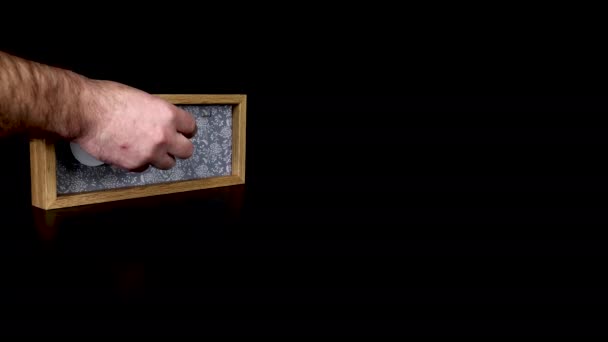 Drewniany Blok Kalendarzowy Pokazujący Datę Lutego Męską Ręką Zakładającą Zdejmującą — Wideo stockowe