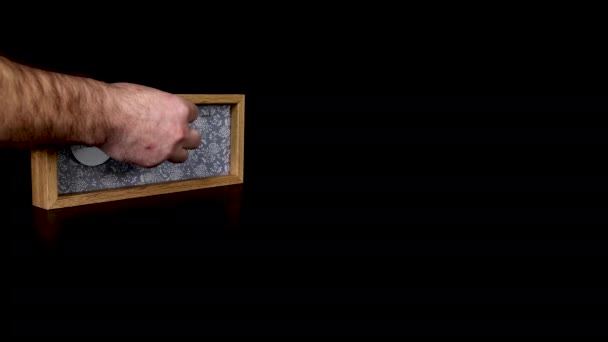 日付を示す木製のカレンダーブロック男の手で2月1日中国の旧正月は 8K品質で撮影された日付と月で金属ディスクを入れ 離陸します — ストック動画