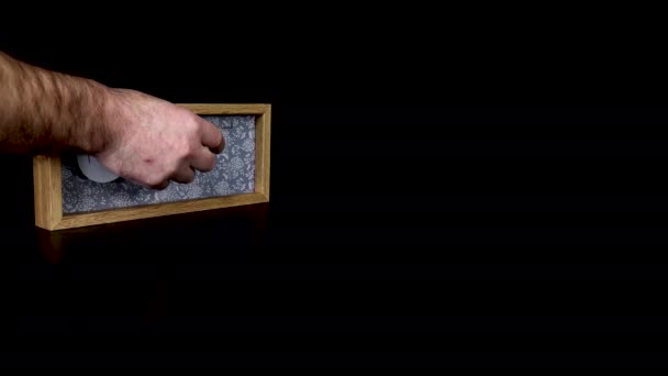 Деревянный Календарный Блок Показывающий Дату Февраля Рукояткой Man Надевающей Снимающей — стоковое видео