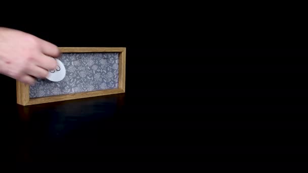 Деревянный Календарный Блок Показывающий Дату Февраля Рукояткой Надевающей Снимающей Металлические — стоковое видео