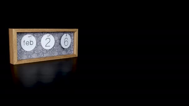 一种木制日历块 上面印有2月28日的日期 上面印有日期和月份的金属盘 上面有一个男人的手 带着这些金属盘 质量为8K — 图库视频影像