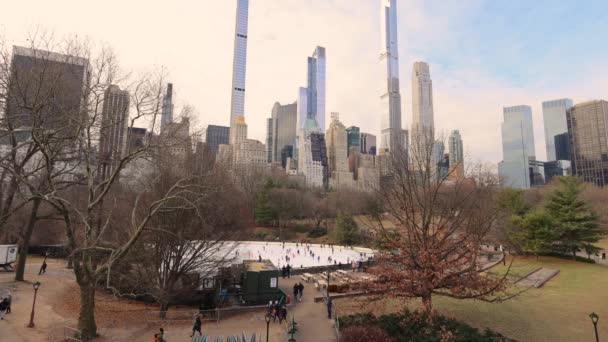 アメリカのニューヨーク市 セントラルパークマンハッタンのアッパー ウエストとアッパー イースト サイドに位置するニューヨーク市の都市公園 世界で最もスキニーな超高層ビルThe Steinway Towerを示しています — ストック動画