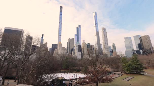 アメリカのニューヨーク市 セントラルパークマンハッタンのアッパー ウエストとアッパー イースト サイドに位置するニューヨーク市の都市公園 世界で最もスキニーな超高層ビルThe Steinway Towerを示しています — ストック動画