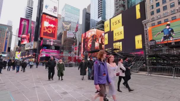2022年12月31日アメリカ ニューヨーク市 冬の時間帯に撮影されたアメリカのニューヨークの街の映像 大晦日の朝には有名な時間帯に撮影され 観光客は冬服を着て歩く — ストック動画