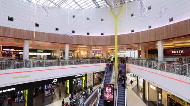 英国利兹 2022年11月28日 英国利兹市白色玫瑰购物中心圣诞节期间的录像 展示购物者和自动扶梯旁的圣诞灯饰 — 图库视频影像