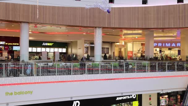 英国利兹 2022年11月28日 英国利兹市的白色玫瑰购物中心在圣诞节期间展示购物者和圣诞灯饰的镜头 — 图库视频影像