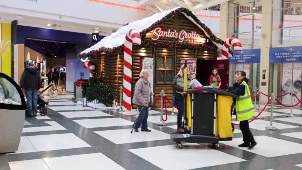 英国利兹 2022年11月28日 英国利兹市白色玫瑰购物中心圣诞节期间的录像 展示了购物的圣诞老人石窟 — 图库视频影像