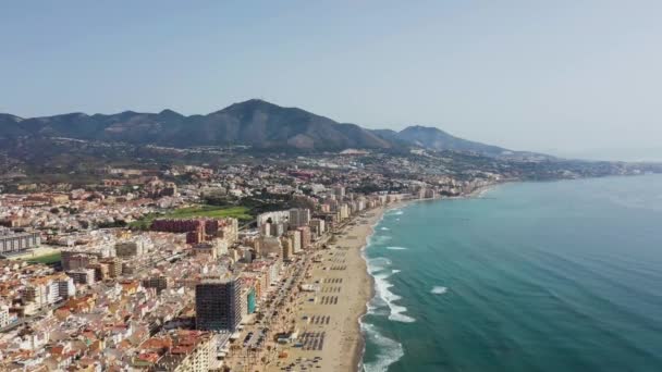 Imágenes Aéreas Hermosa Playa Frente Ciudad Costera Fuengirola Málaga España — Vídeos de Stock