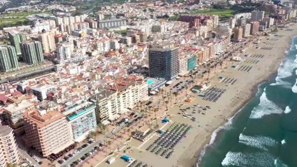 Imágenes Aéreas Hermosa Playa Frente Ciudad Costera Fuengirola Málaga España — Vídeo de stock