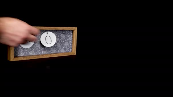 一种木制日历块 上面印有3月6日的日期 上面有日期和月份的金属盘 上面有一个男人的手 上面有日期和月份 质量为8K — 图库视频影像