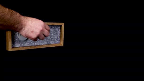 Drewniany Blok Kalendarzowy Pokazujący Datę Marca Męską Ręką Zakładającą Zdejmującą — Wideo stockowe
