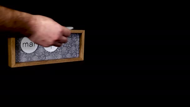 一种木制日历块 上面印有3月14日的日期 上面印有日期和月份的金属盘 上面有一个男人的手 带着这些金属盘 质量为8K — 图库视频影像