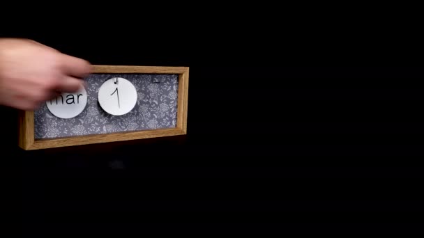 Bloque Calendario Madera Que Muestra Fecha Marzo Con Una Mano — Vídeo de stock