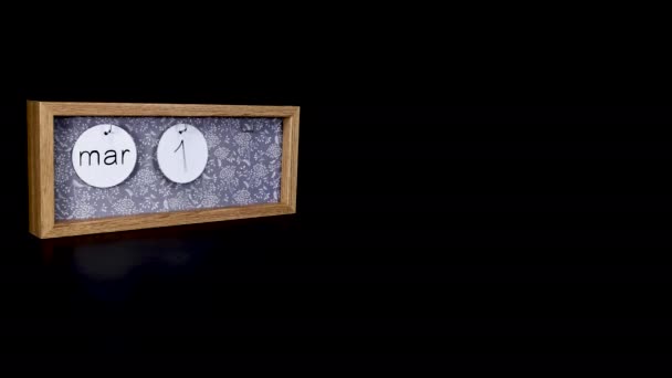 一种木制日历块 上面印有3月18日的日期 上面有日期和月份的金属盘 上面有一个男人的手 上面有日期和月份 质量为8K — 图库视频影像