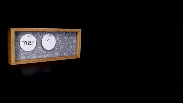 一种木制日历块 上面印有3月19日的日期 上面有日期和月份的金属盘 上面有一个男人的手 上面有日期和月份 质量为8K — 图库视频影像