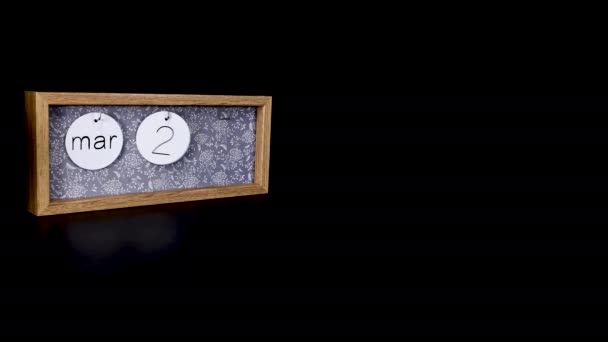 Деревянный Календарный Блок Показывающий Дату Марта Рукояткой Надевающей Снимающей Металлические — стоковое видео
